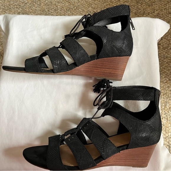 UGG Yasmin Snake Cage Black Leather Gladiator Lace up Zip Sandals Sz 9.5 EUC - Picture 7 of 9